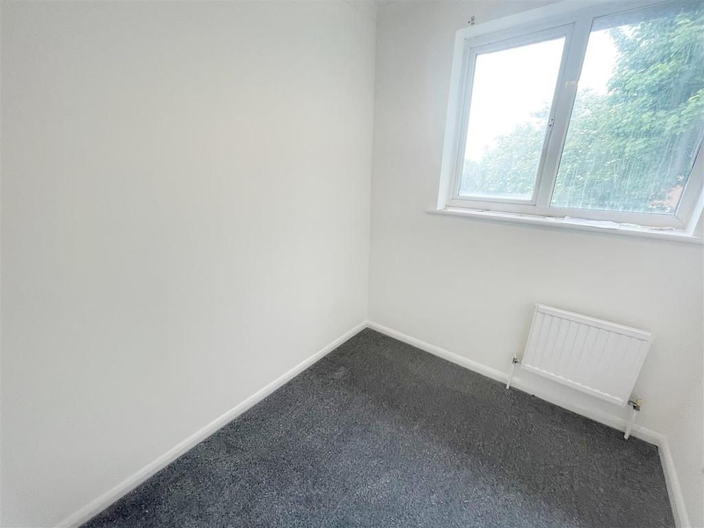 Greenwich Gardens, Newport Pagnell 3 bed end of terrace house £1,250