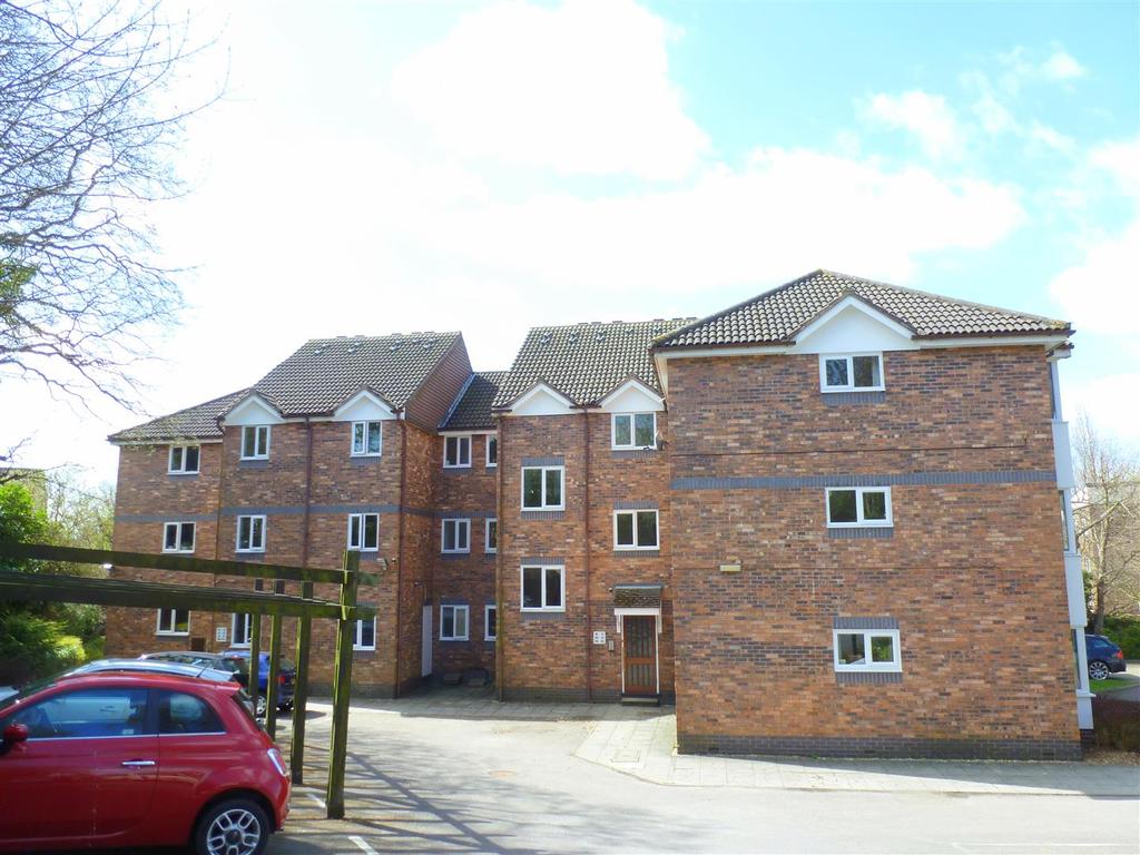 Millers Rise, St Albans, Hertfordshire 2 bed flat £1,250 pcm (£288 pw)