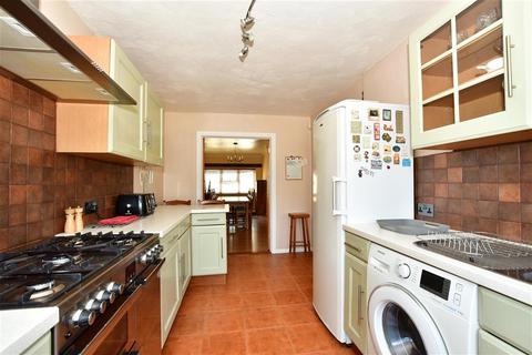 16 Birchfields, Chatham, ME5 8AA