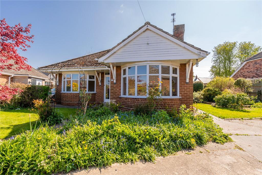 Earl Avenue, New Waltham, Grimsby, DN36 2 bed bungalow £200,000