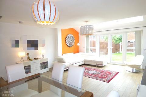 3 bedroom semi-detached house to rent, Oak Close, Chadderton, Oldham, Greater Manchester, OL9