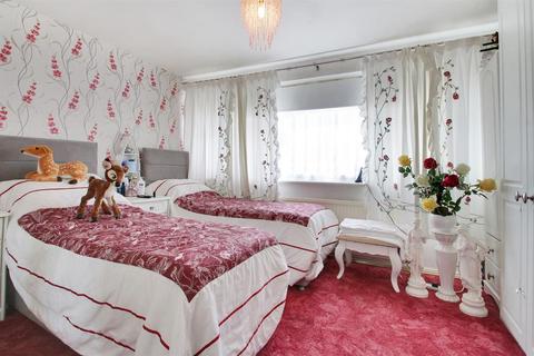 6 Neville Close, Sidcup, DA15 7HF