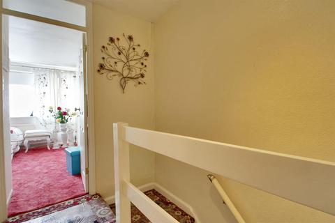 6 Neville Close, Sidcup, DA15 7HF