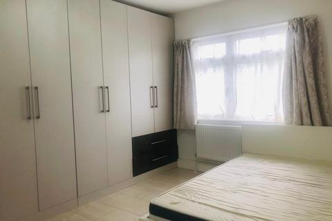 5 bedroom terraced house to rent, Montpelier Gardens, Romford RM6