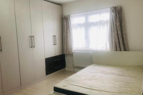 5 bedroom terraced house to rent, Montpelier Gardens, Romford RM6