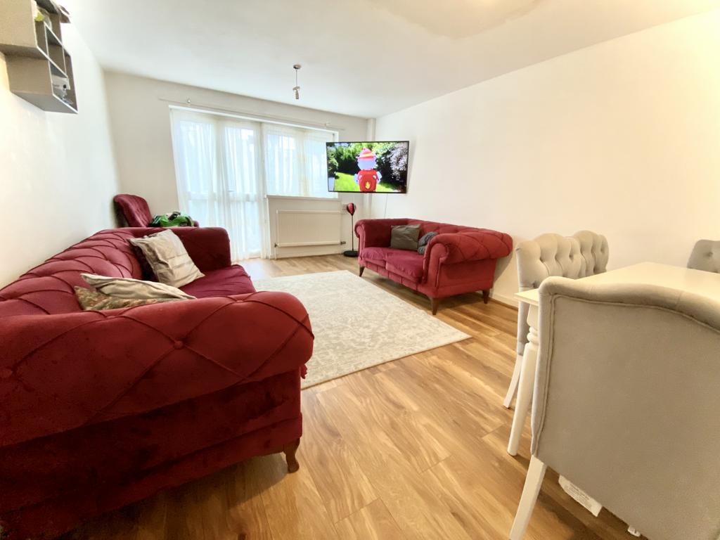 Two Bedroom Spacious Maisonette to rent in Seven