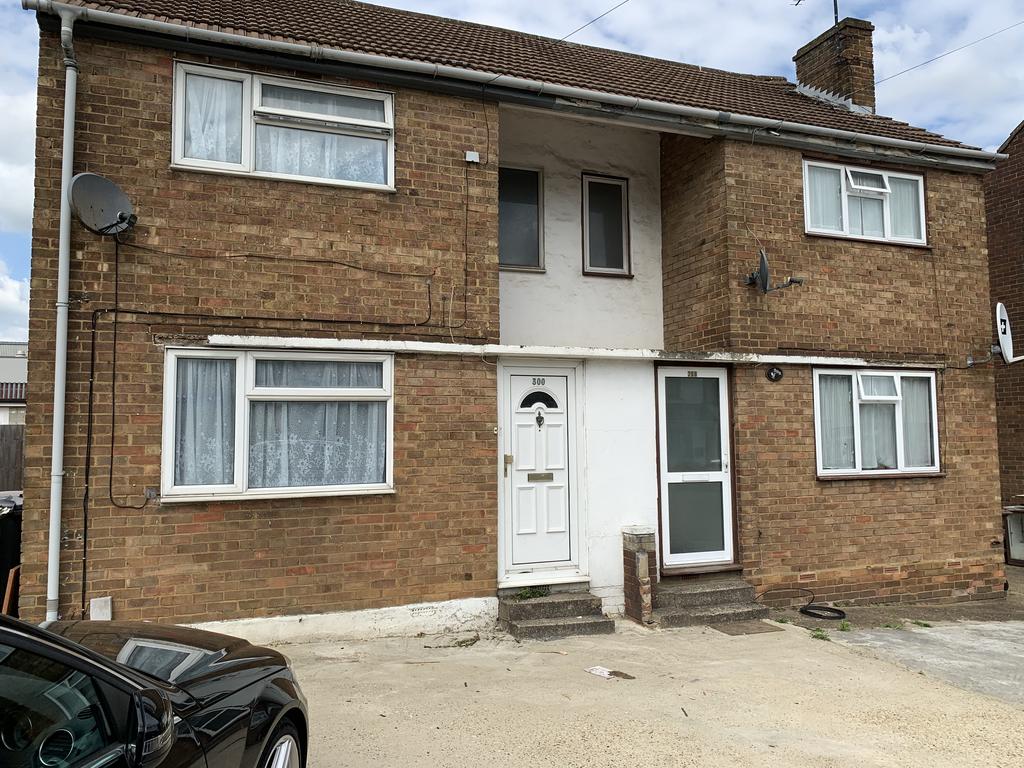 Dallow Road, Luton LU1 2 bed semidetached house to rent £975 pcm (£225 pw)
