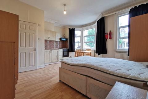 2 bedroom apartment to rent, Kings Road, London, NW10 2BN