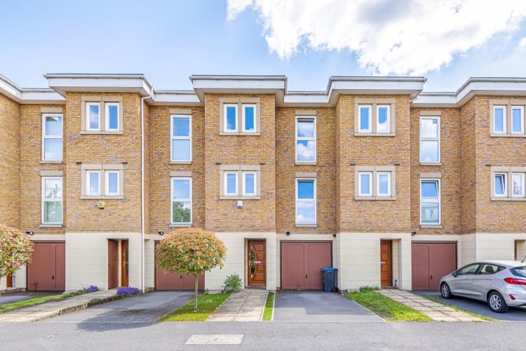 Greenview Drive London SW20 4 bed house £3,400 pcm (£785 pw)