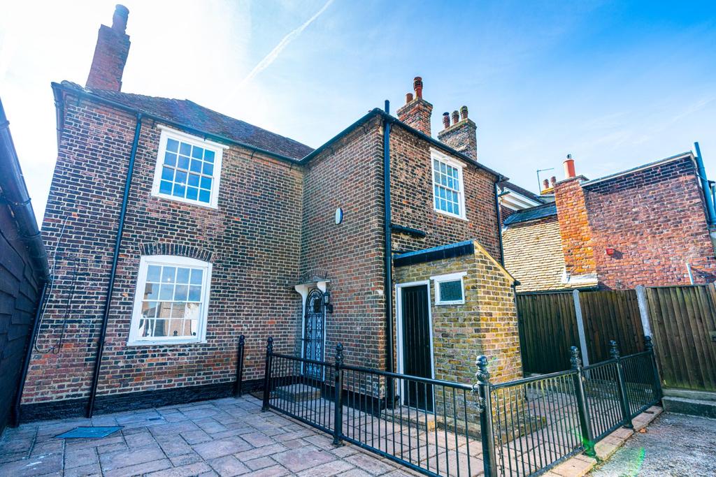 St. Margarets Street, Rochester, Kent, ME1 3 bed detached house £1,495 pcm (£345 pw)