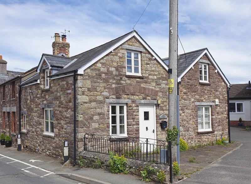 Hillside Road, Llangattock, Crickhowell, Powys. 2 bed end of terrace