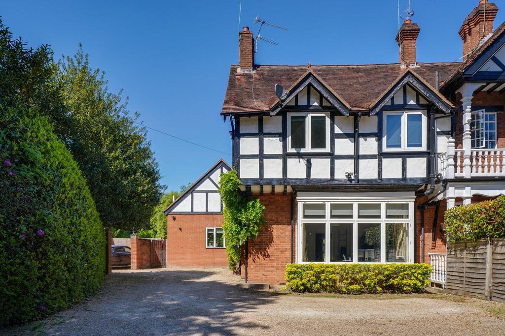 Woburn Hill, Addlestone, Surrey, KT15 3 bed semidetached house for