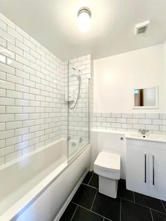 1 bedroom flat to rent, Ravenings Parade, Goodmayes Road, Ilford, Essex, IG39NR