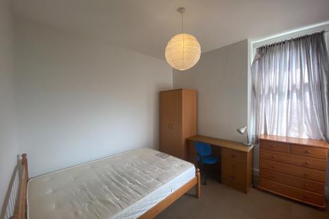 3 bedroom flat to rent, Westfield Road, Gorgie, Edinburgh, EH11