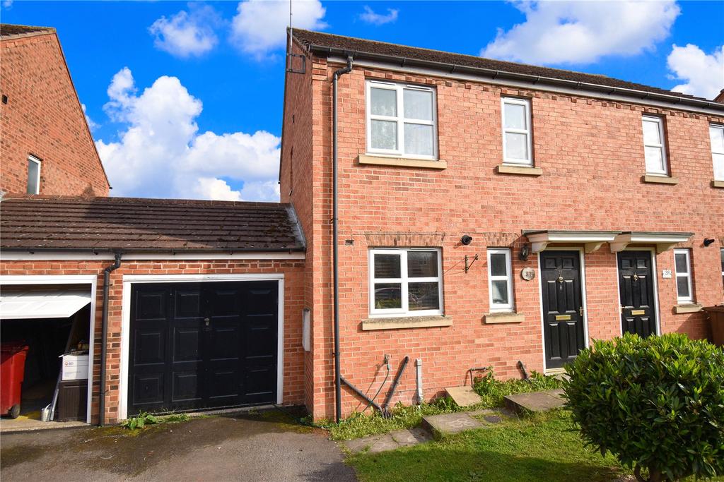 Queens Drive, Crowle, Scunthorpe, DN17 3 bed semidetached house £130,000