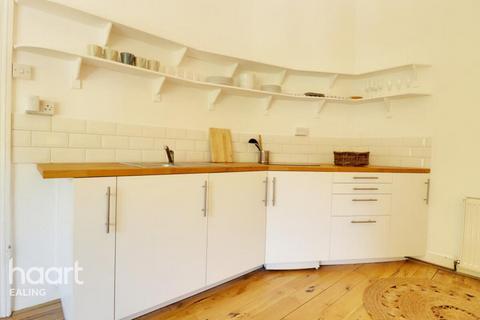 Studio to rent, Eaton Rise, London