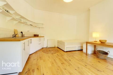 Studio to rent, Eaton Rise, London