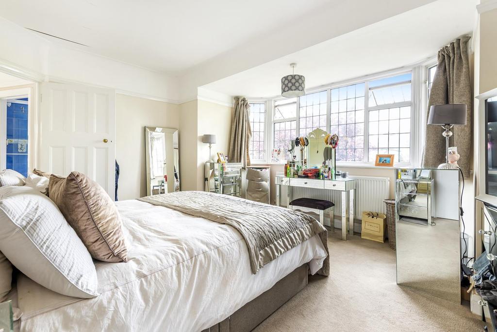Garrick Close, WaltonOnThames, KT12 5 bed detached house £1,300,000