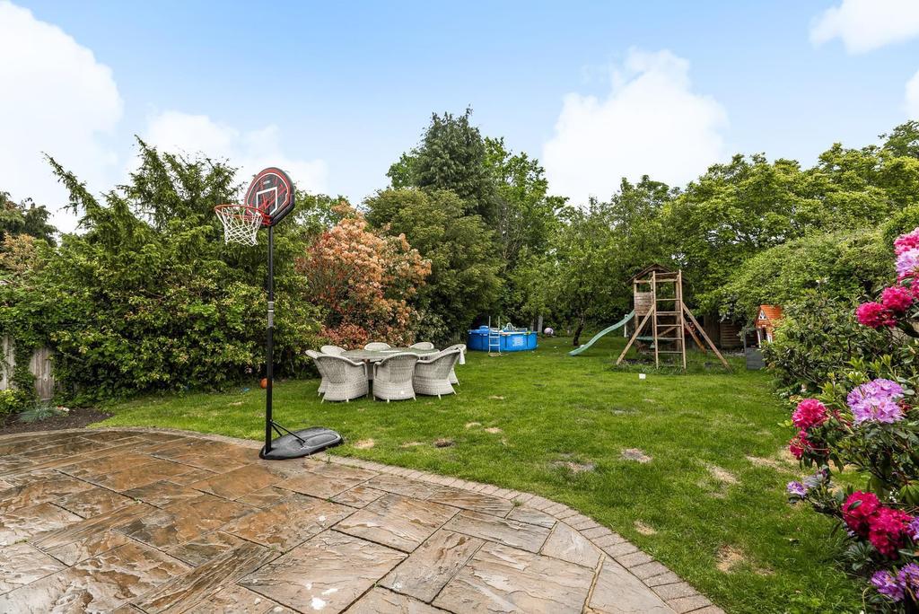 Garrick Close, WaltonOnThames, KT12 5 bed detached house £1,300,000