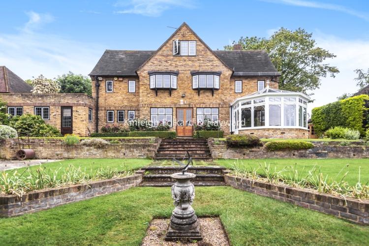 Leas Green Chislehurst BR7 5 bed house £5,500 pcm (£1,269 pw)