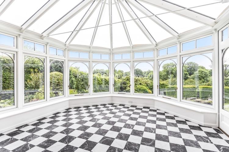 Leas Green Chislehurst BR7 5 bed house £5,500 pcm (£1,269 pw)