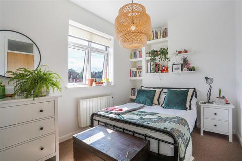 4 The Parade, Carshalton, SM5 3RL