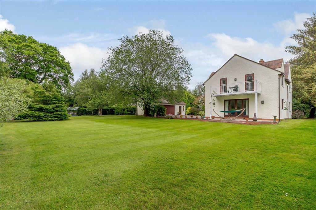 The Rhadyr, Usk, Monmouthshire 4 bed house £575,000