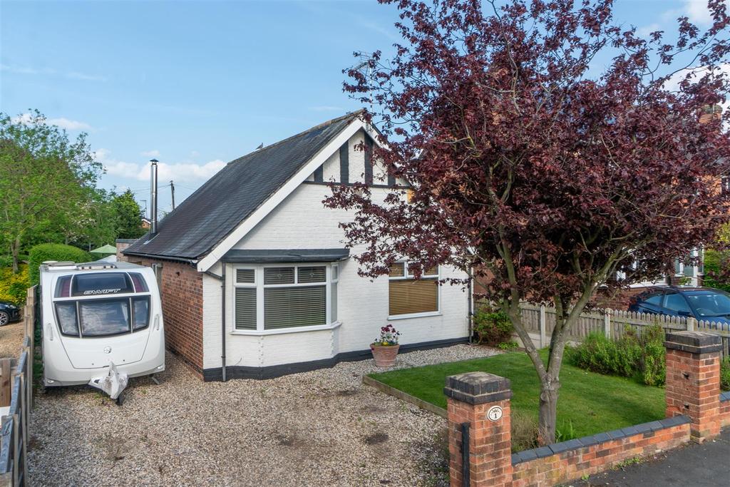 Carter Avenue, RadcliffeOnTrent, Nottingham 4 bed detached bungalow