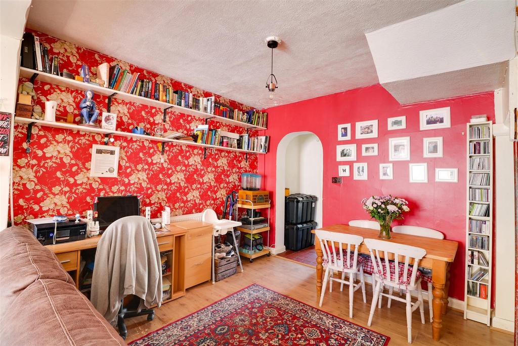 Hampden Road, Grays 3 bed house £290,000