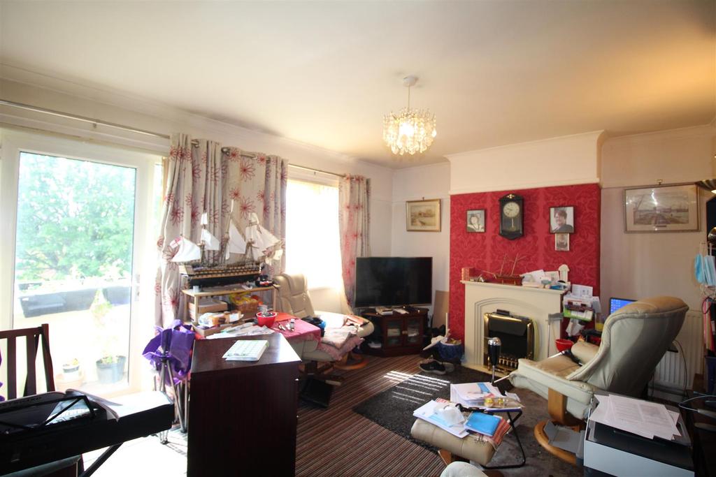 Shakespeare Crescent, Gaer, Newport 2 bed flat £99,950