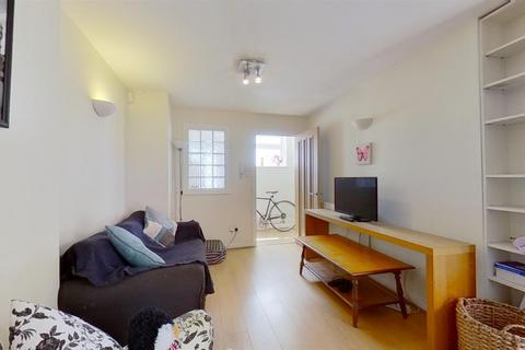 3 bedroom flat to rent, Camborne Mews, London