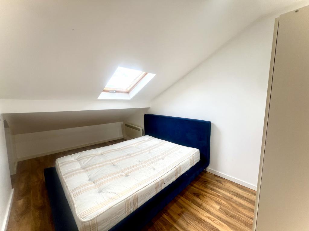 A Spacious Top Floor One Bedroom Flat to Rent in