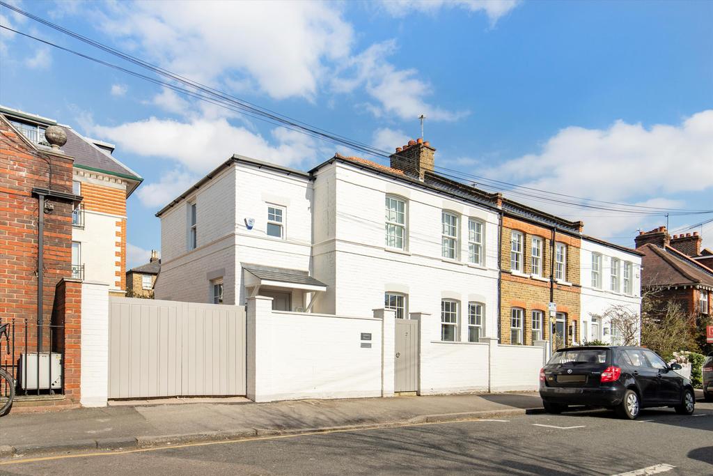 Thornton Road, London, SW19 3 bed semidetached house £3,500 pcm (£