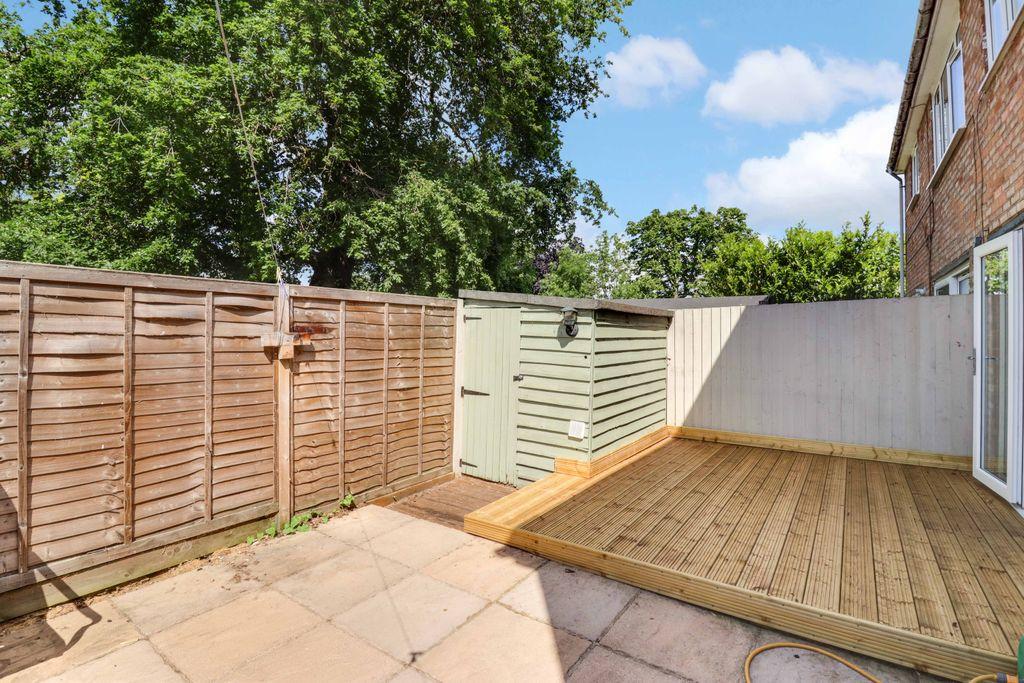 Catherine Drive, SunburyOnThames... 2 bed ground floor £