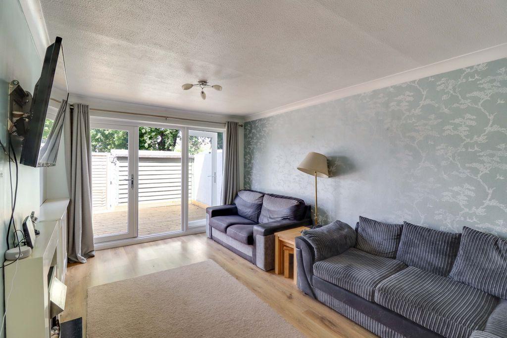 Catherine Drive, SunburyOnThames... 2 bed ground floor £