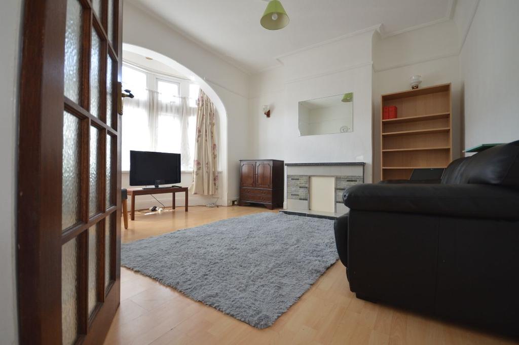 Wards Road, Ilford 3 bed terraced house £1,700 pcm (£392 pw)