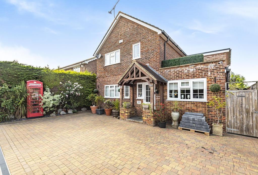 Slade Road, Ottershaw, KT16 4 bed detached house £785,000
