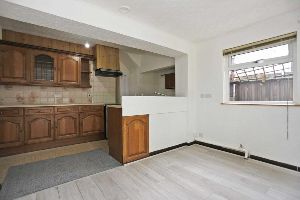 Burnside Road, Dagenham, RM8 3 bed terraced house £1,600 pcm (£369 pw)