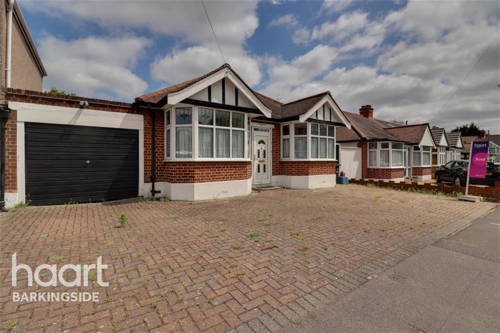 Oakleafe Gardens Barkingside IG6 2 bed bungalow £1,550 pcm (£358 pw)