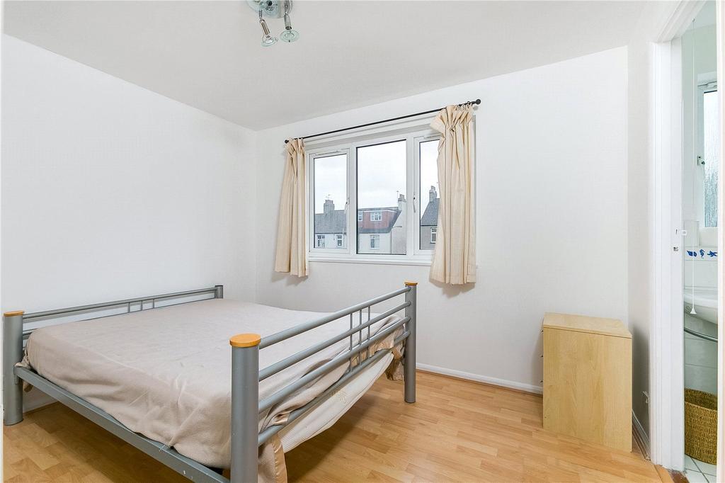 Crowthorne Close, Southfields, London 4 bed house £2,795 pcm (£645 pw)