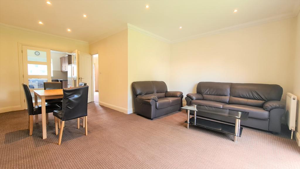 Kavan Gardens, Cranford, TW5 5 bed townhouse £2,200 pcm (£508 pw)