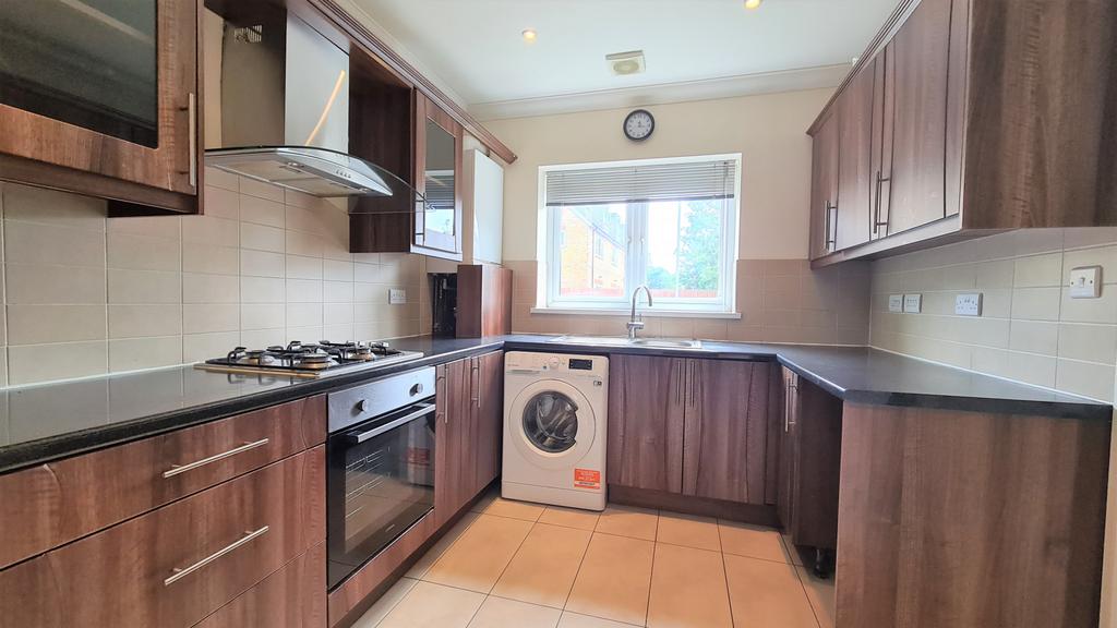 Kavan Gardens, Cranford, TW5 5 bed townhouse £2,200 pcm (£508 pw)