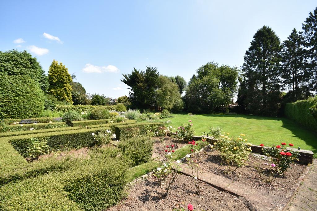 Lye Green Road, CHESHAM 5 bed detached house £1,475,000