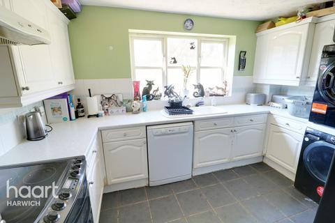 27 Chaffinch Drive, Harwich, CO12 4WL