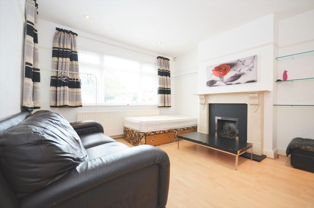 Noel Road, Acton W3 4 bed semidetached house £2,600 pcm (£600 pw)