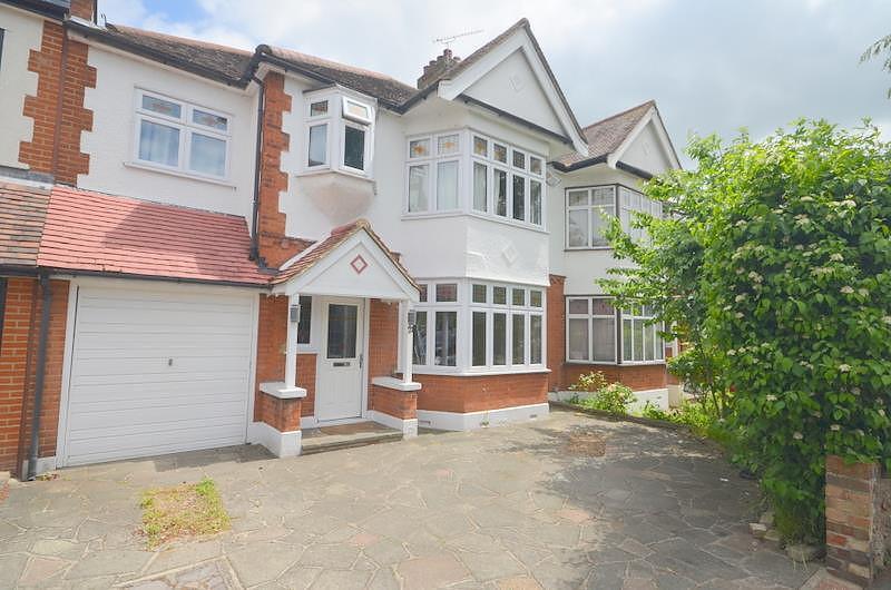 Brackendale Gardens, Upminster, RM14 4 bed house £2,350 pcm (£542 pw)