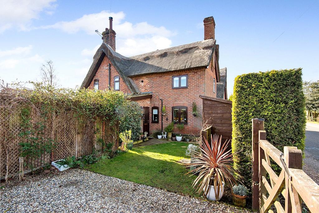 Poringland Road, Stoke Holy Cross, Norwich, Norfolk, NR14 3 bed semi