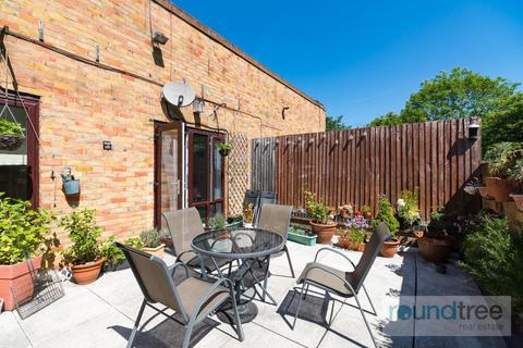 52 Woodburn Close, London, NW4 2NF
