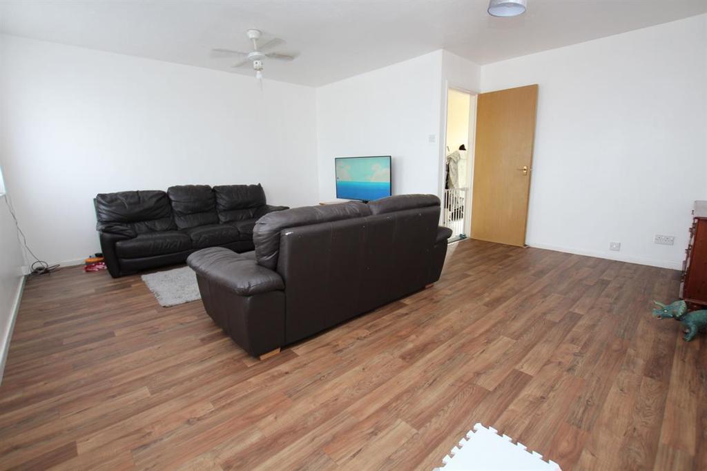 Coopers Lane, ClactononSea 3 bed flat £130,000