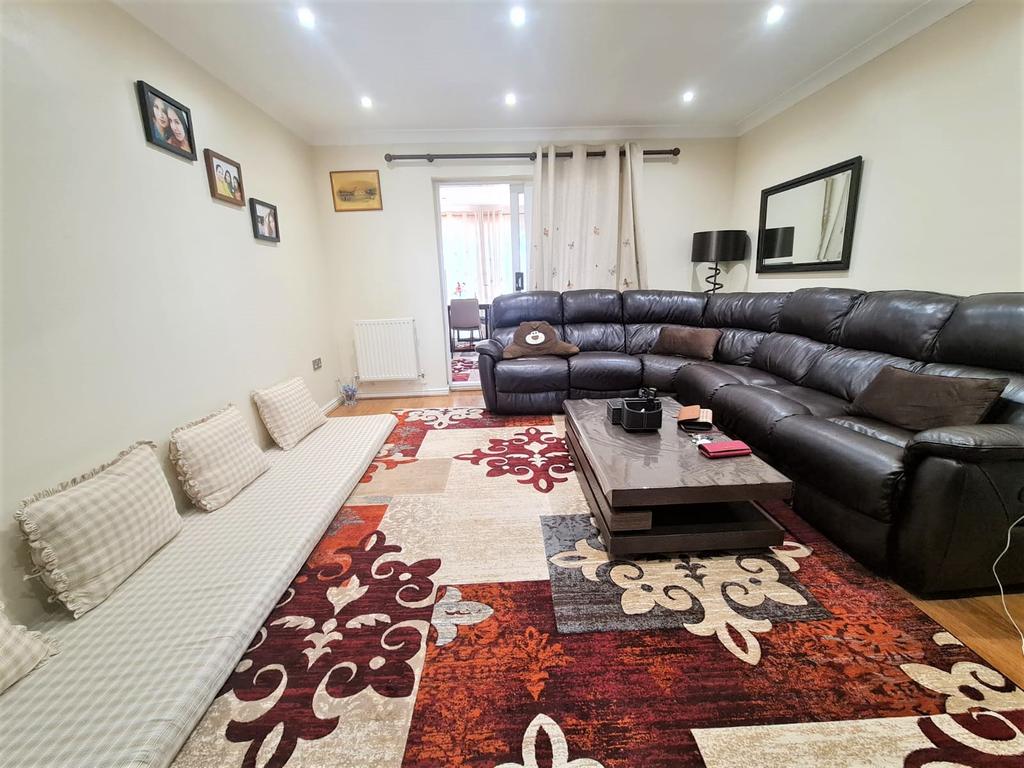 Hubbards Close, Uxbridge, Greater London, UB8 2 bed terraced house £